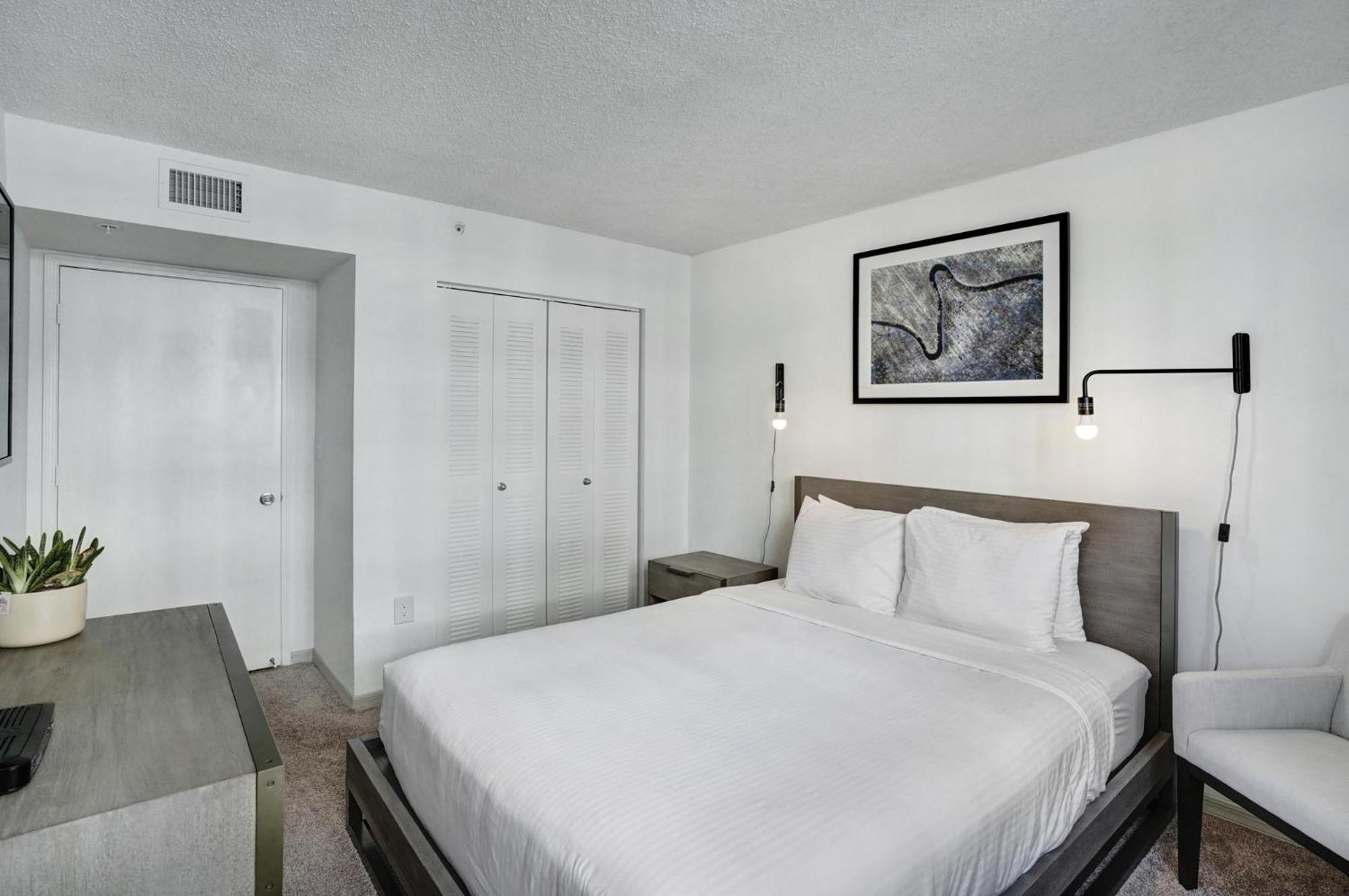 Dharma Home Suites Coral Gables At Gables Grand Plaza Miami Oda fotoğraf