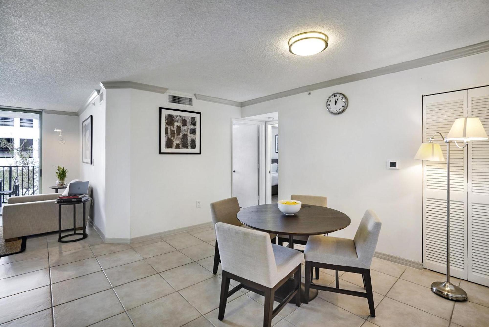 Dharma Home Suites Coral Gables At Gables Grand Plaza Miami Oda fotoğraf