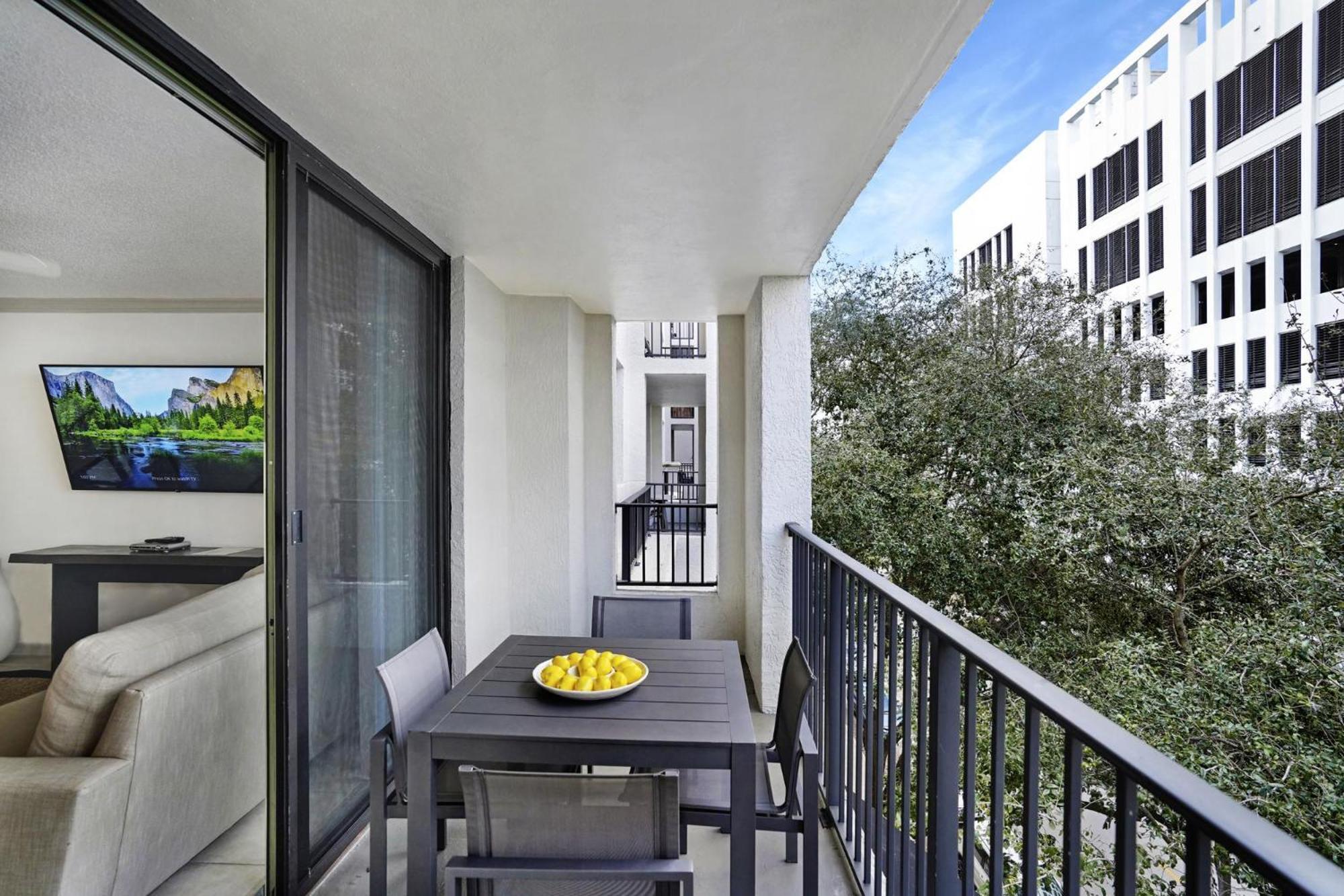 Dharma Home Suites Coral Gables At Gables Grand Plaza Miami Oda fotoğraf