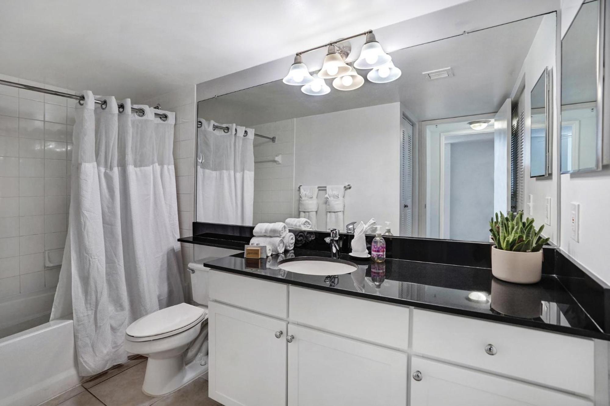 Dharma Home Suites Coral Gables At Gables Grand Plaza Miami Oda fotoğraf