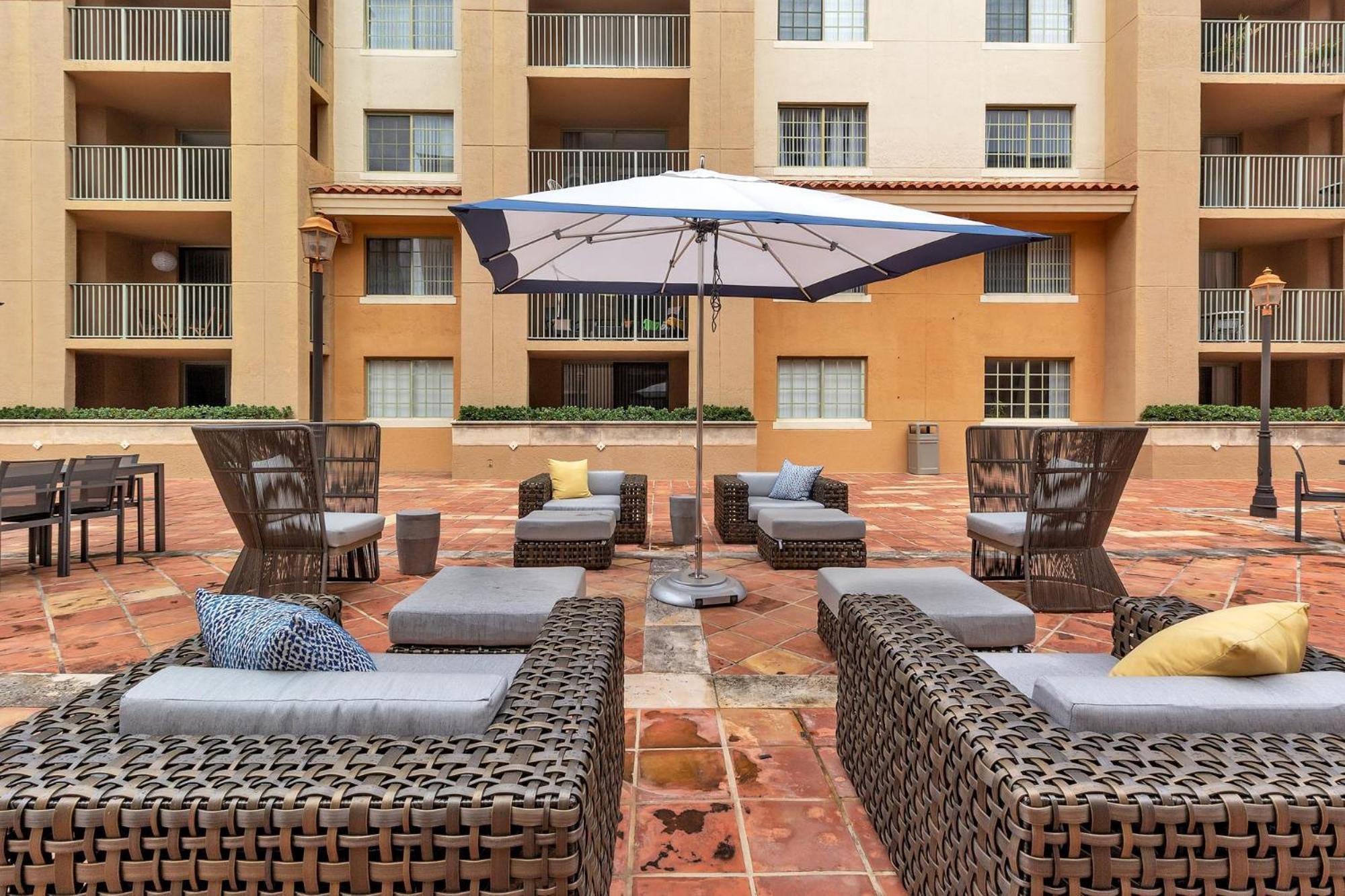 Dharma Home Suites Coral Gables At Gables Grand Plaza Miami Oda fotoğraf
