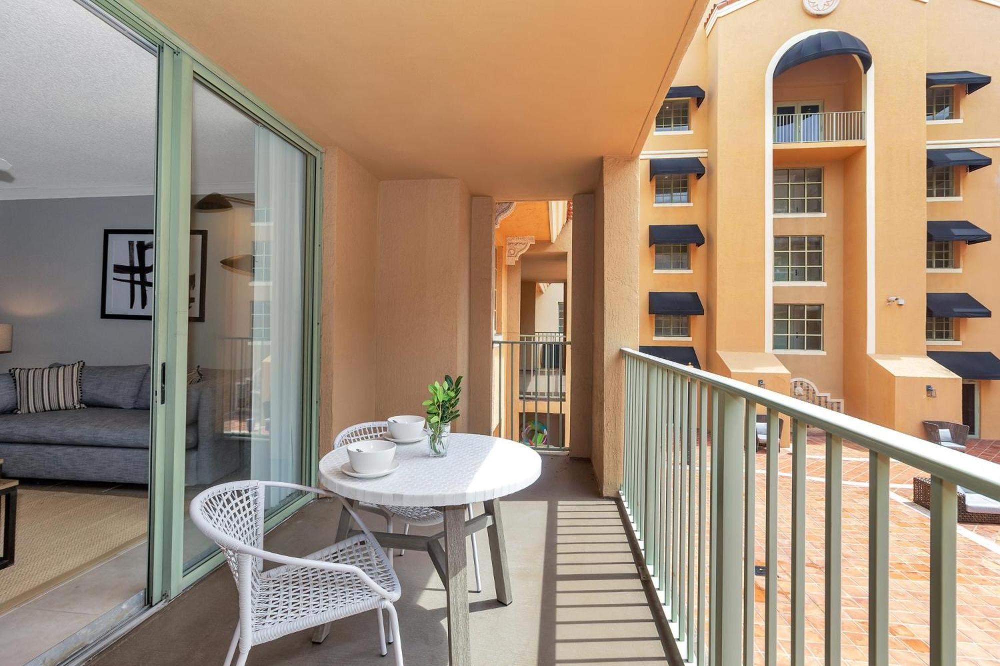 Dharma Home Suites Coral Gables At Gables Grand Plaza Miami Oda fotoğraf